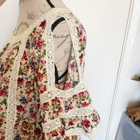 Blue Tassel Anthropologie Maylou Open Shoulder Blouse Floral Crochet Size Medium - Picture 6 of 16